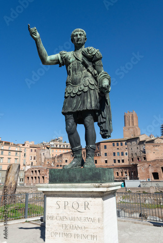 Fotografie Italy, Rome: statue of the Roman emperor Trajan and Trajan's Market in the backg