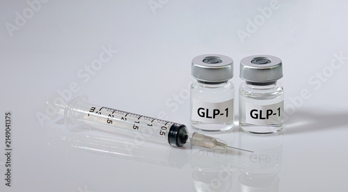 Foto Hopeful patient seeks medical weight management using sterile syringe and hormon