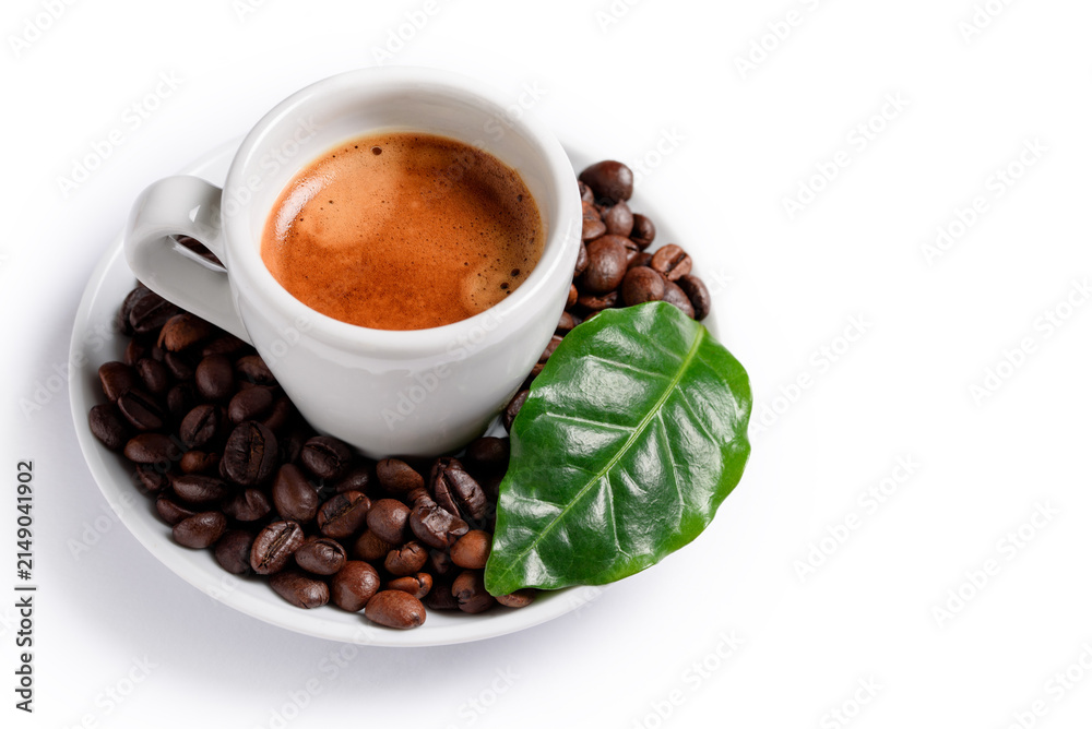 Fototapeta premium Tazzina di caffè espresso napoletano con chicchi tostati