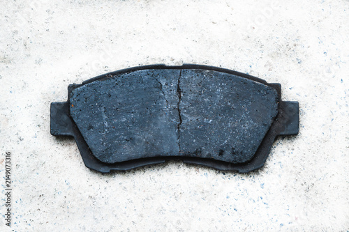 Brake pad cracked cause and diagnosis ,cracked car brake pads ,cracked car brake pads. 