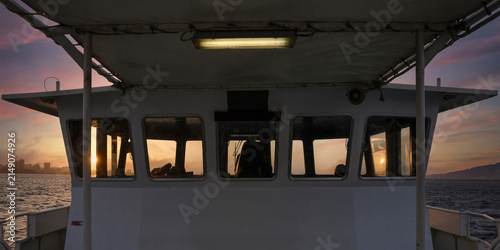 Photography Cabine de pilotage d'un bateau au coucher du soleil
