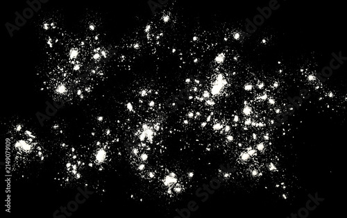 Foto White Flour Powder Scattered Particles on a Clean Surface – Fine Baking Ingredient Texture, Abstract black Background with Natural Flour Dust Spread