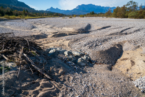 Kompletter Trockenfall der Isar, deren Wasser bei Krün in einem Kanal zum Walchensee abgeleitet wird und das Restwasser bei Wallgau unter einer meterdicken Kiesschicht versickert.