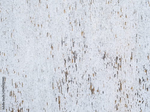 Foto Weiße lackierte Holzwand mit vielen Rissen und Abplatzungen als Hintergrund mit