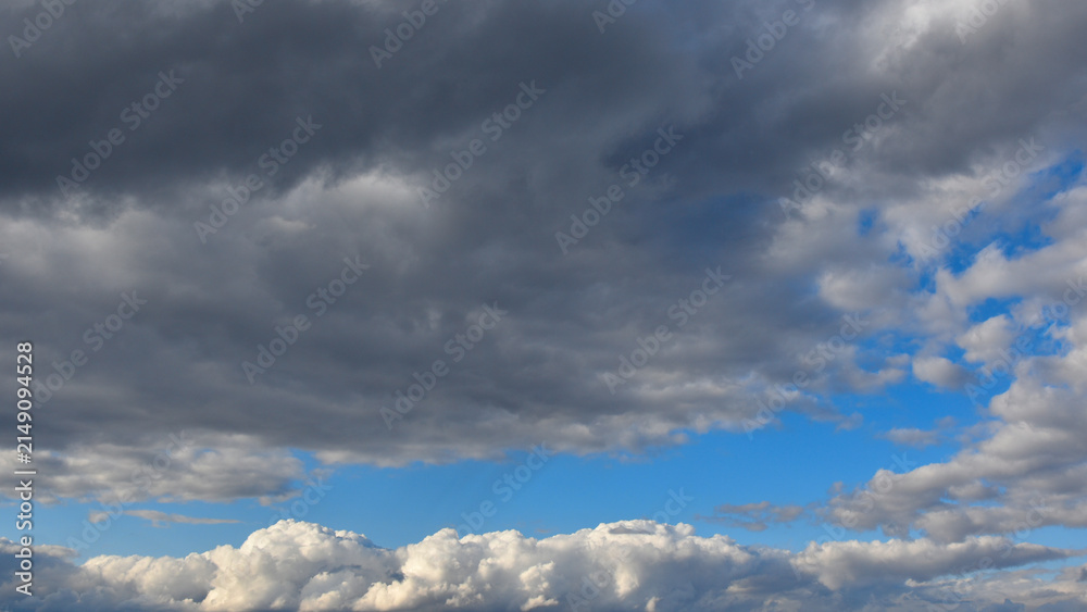 Obraz premium Natural backgrounds and textures. Dramatic clouds against a blue sky.