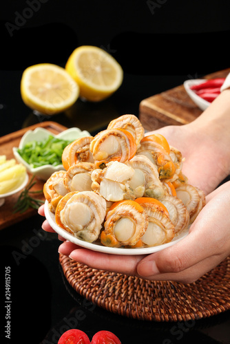 фотографія Fresh Raw Scallops with Yellow Meat in Bowl - Qingdao Seafood on Ice Ready for C