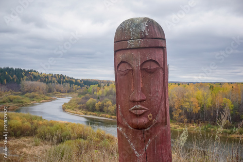 Foto Wooden pagan idols carved in Molebka anomalous zone