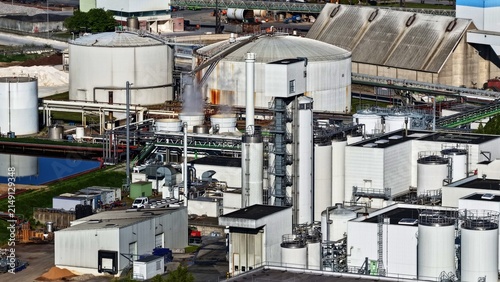 Фотография High-resolution aerial view of a complex industrial processing facility featurin