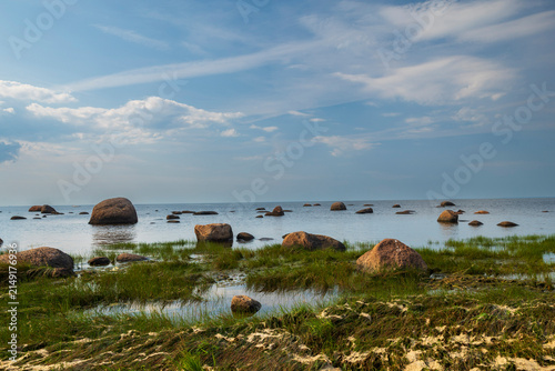 Fotografía Boulders on the Gulf of Finland coast in Alexandria Park, Peterhof, St
