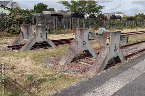  2 vieux butoirs au bout des rails