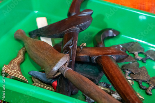 Quadro su tela Green tray holds a Keris a traditional, asymmetrical Indonesian thrusting weapon complete with its wooden sheath or Wrangka and hilt alongside several detached metal blade components Tosan aji