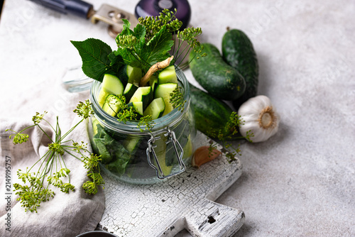 Foto Preparation of marinated salty pickled cucumbers