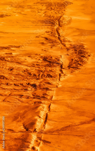 Fotografía An aerial perspective reveals a significant geological fault line that has fractured the arid, rocky landscape