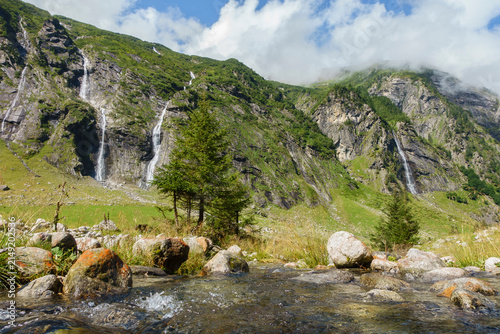 Gebirgsbach mit Wasserfällen in den Bergen Österreichs