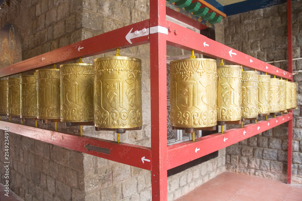 Foto buddhist prayer wheels
