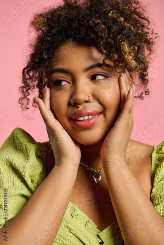 Foto Young African American woman showcasing vibrant fashion with joyful expression