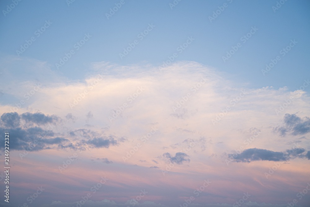 Fototapeta premium 夏の夕暮れ空