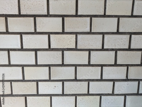 Foto White rectangular ceramic tile wall texture with dark grout