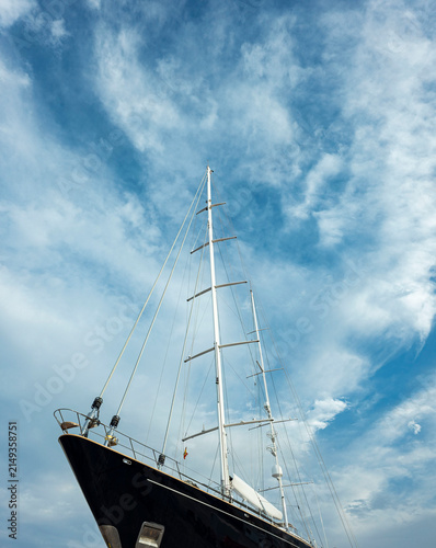 Obraz na plátne Impressive low angle view of a tall ship's mast and rigging reaching toward the