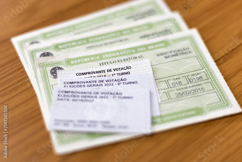 Fotografía Brazilian voter ID cards (Titulo Eleitoral) with voting receipts from different