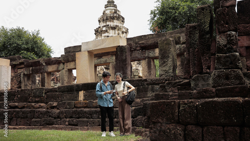 Fotografía ESG Sustainable Tourism: Asian Couple Tourists Checking Photos on Camera While E