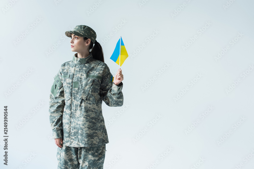 Obraz premium Celebrating ukrainian independence with a proud soldier in uniform