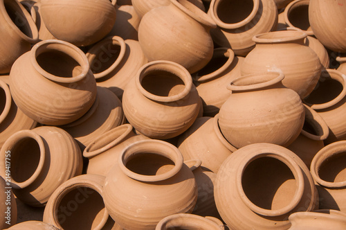 Foto Many earthen pots stacked together
