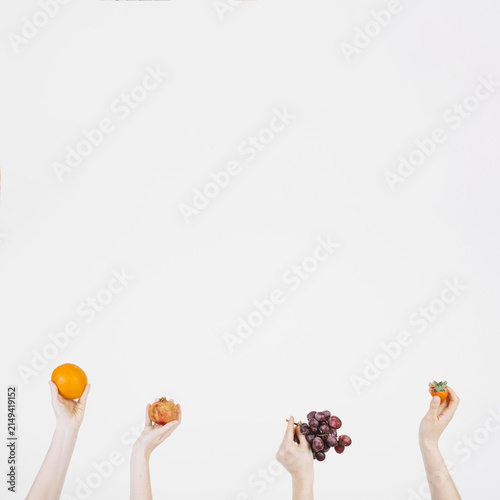 Fotografie hand holding a fruits isolated on white background