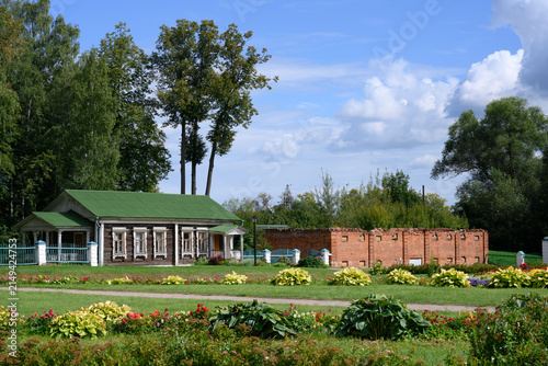 Cuadro en lienzo The park of the 19th century manor house where the poet Nekrasov lived, in Karab