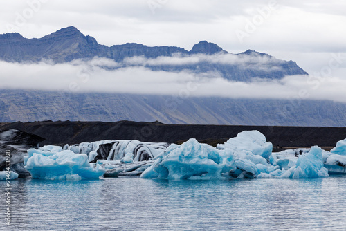 Foto Majestic Blue Icebergs in Jokulsarlon Glacier Lagoon