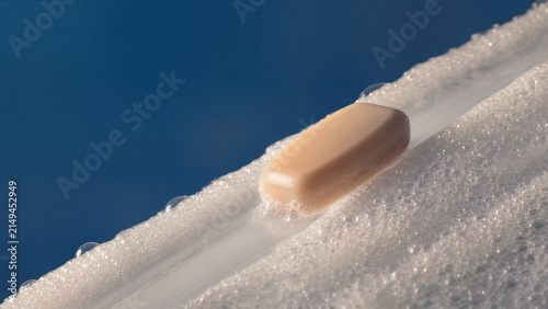 Savon skiant sur une pente de bulles