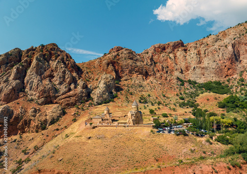 Foto Desert Noravank monastery built against towering rocky cliffs