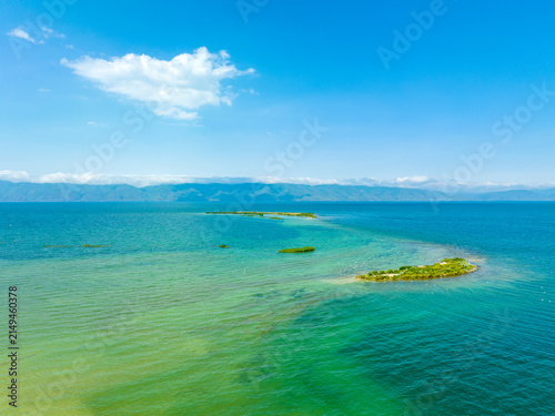 Canvastavla Aerial shot of calm ocean with small vegetated landforms