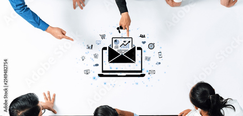 Fotografía A concept of a digital marketing campaign delivered via email