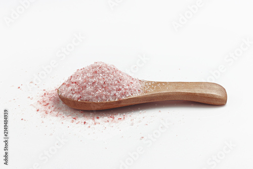 Obraz na płótnie Pink Himalayan Salt on spoon isolated on white background