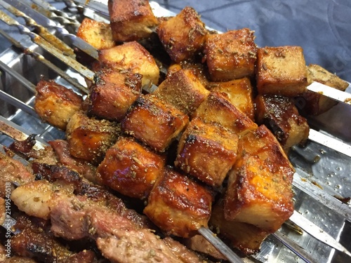 クミン香る焼きチーズ豆腐串と焼き羊肉串のバーベキュー
