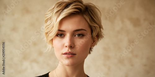 RITRATTO FEMMINILE CON TAGLIO CORTO BIONDO SBARAZZINO E LOOK NATURALE