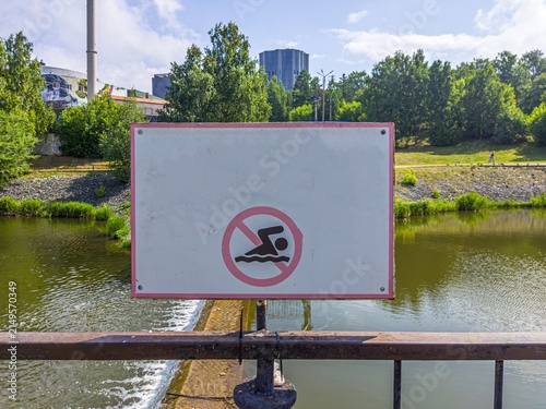 Foto No swimming sign on bridge over river in park