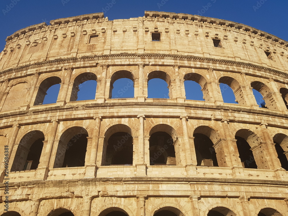 Obraz premium Majestic Colosseum Arches Blue Sky