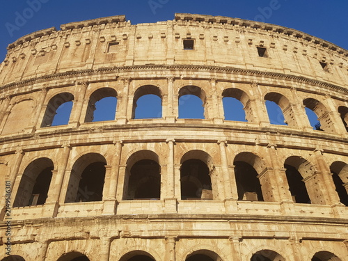 Foto Majestic Colosseum Arches Blue Sky