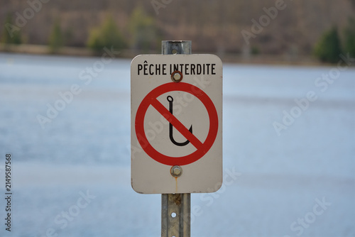 Prohibited fishing sign in french