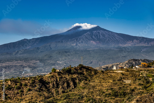 Fotografía Mount Etna Emitting Smoke Above the Sicilian Landscape from Taormina