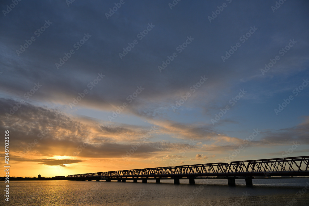 Fototapeta premium 朝焼けに染まる木曽川大橋