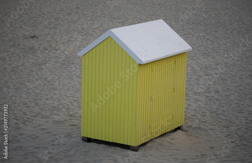 Foto Yellow wooden beach hut on sandy beach in Berck-sur-Mer France