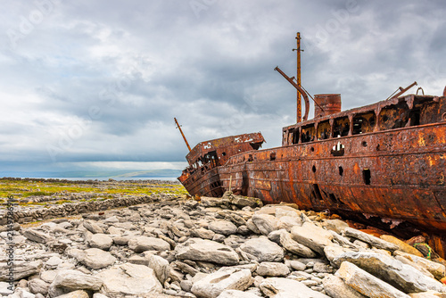 Obraz na płótnie Rusty shipwreck on rocky shore in Inisheer, Aran Islands, Ireland