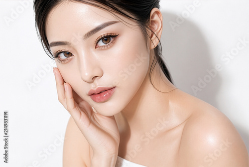 透明感のある美肌とふっくらした唇と整った鼻筋と大きな瞳が特徴的な持つ日本人女性のビューティーポートレート