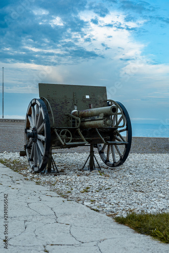 Cuadro en lienzo World War I historical artillery cannon at the Monte Grappa military memorial in