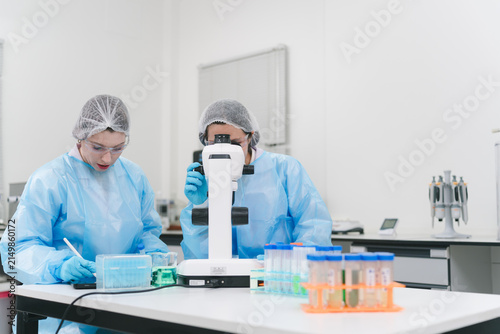 Canvastavla Medical research action by scientists in a laboratory environment focusing on in