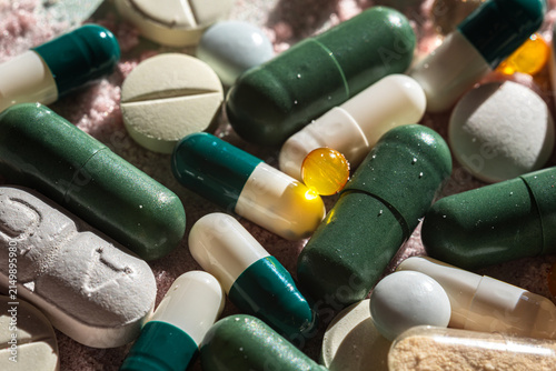 Canvastavla Close-up of green capsules, white tablets and translucent softgels arranged together, creating a detailed pharmaceutical concept for medication, pharmacy, healthcare treatment and modern medicine