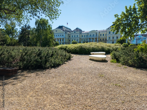Canvastavla Elegant Palace Grounds on Sunny Day